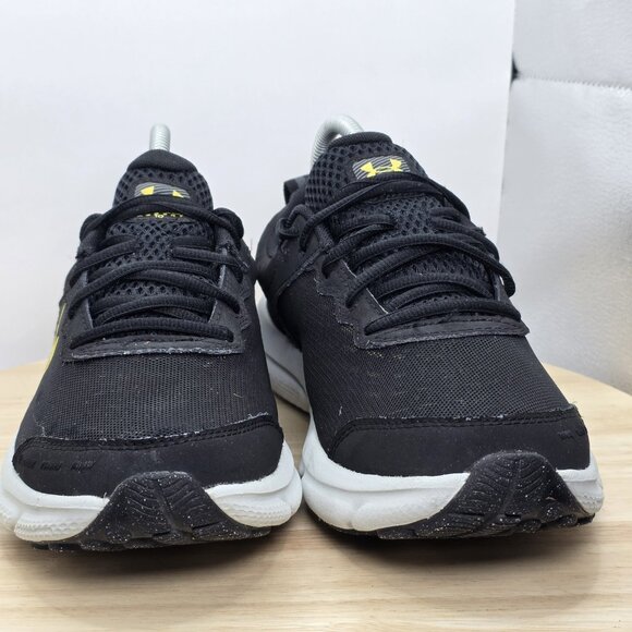 Men's size 8 Under Armour, Charged Assert 10 Running Shoe 3026175-008 Black/Gold - Picture 2 of 9